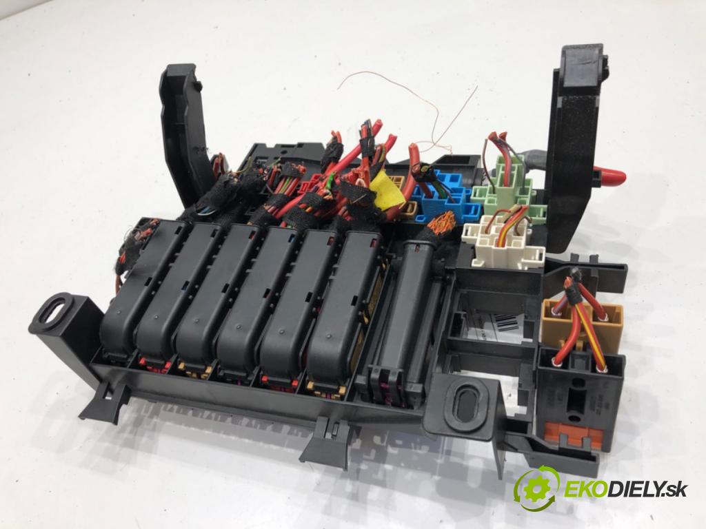 AUDI A8 D4 sedan 2015 368 kW 6.3 W12 quattro 6299 Skrinka poistková 4H0907101H (Poistková skrinka)