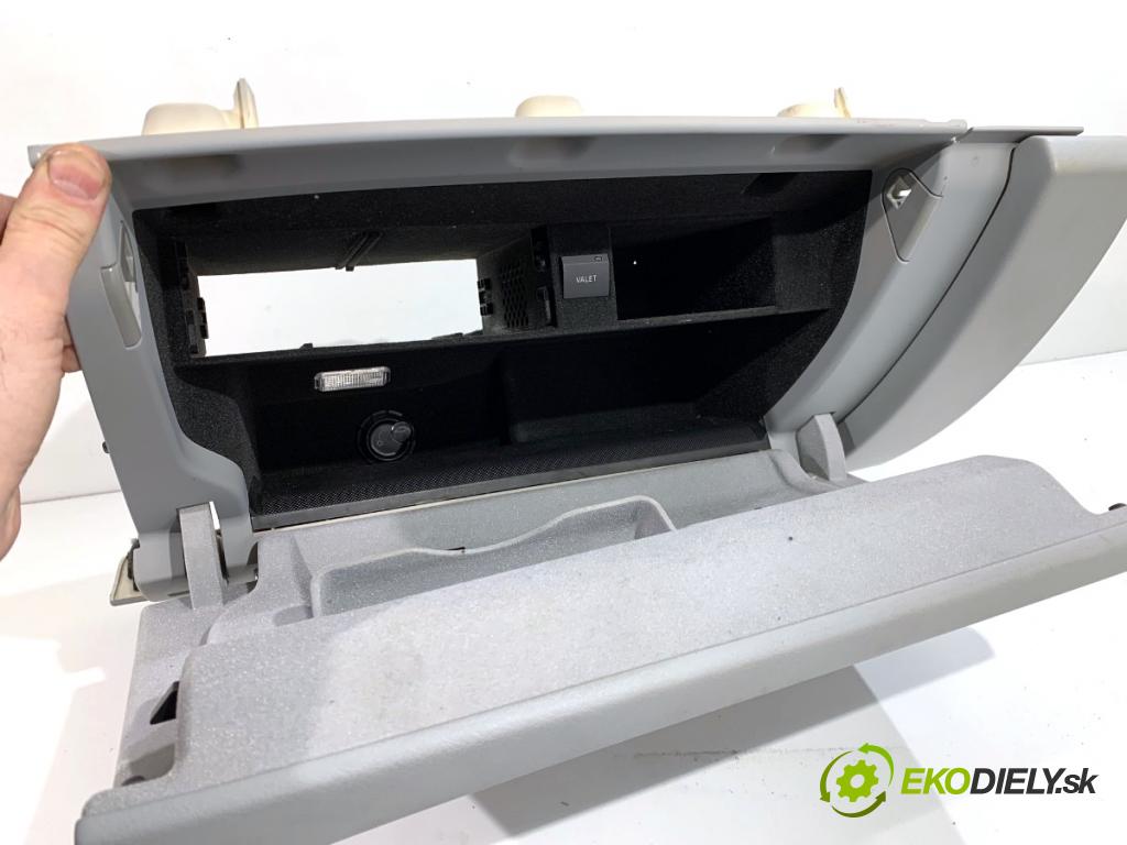 AUDI A8 D4 sedan 2015 368 kW 6.3 W12 quattro 6299 Priehradka, kastlík spolujazdca  (Priehradka (kastlík))