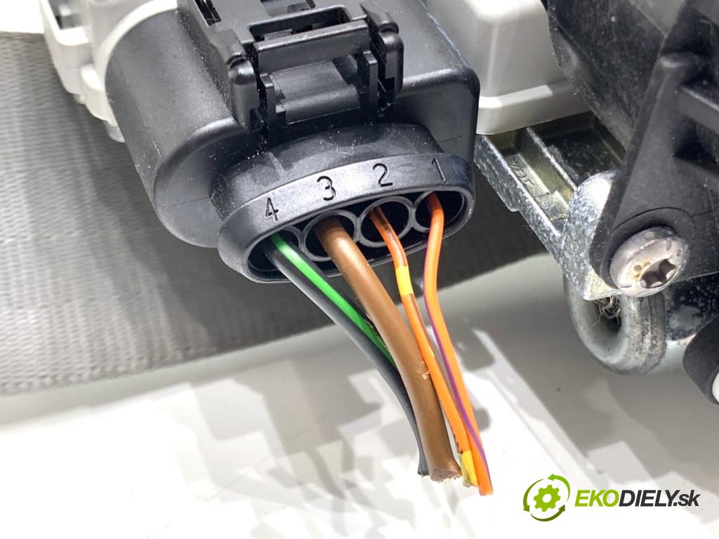 AUDI A8 D4 sedan 2015 368 kW 6.3 W12 quattro 6299 Držiak BEZPEČNOSŤ pravy predný