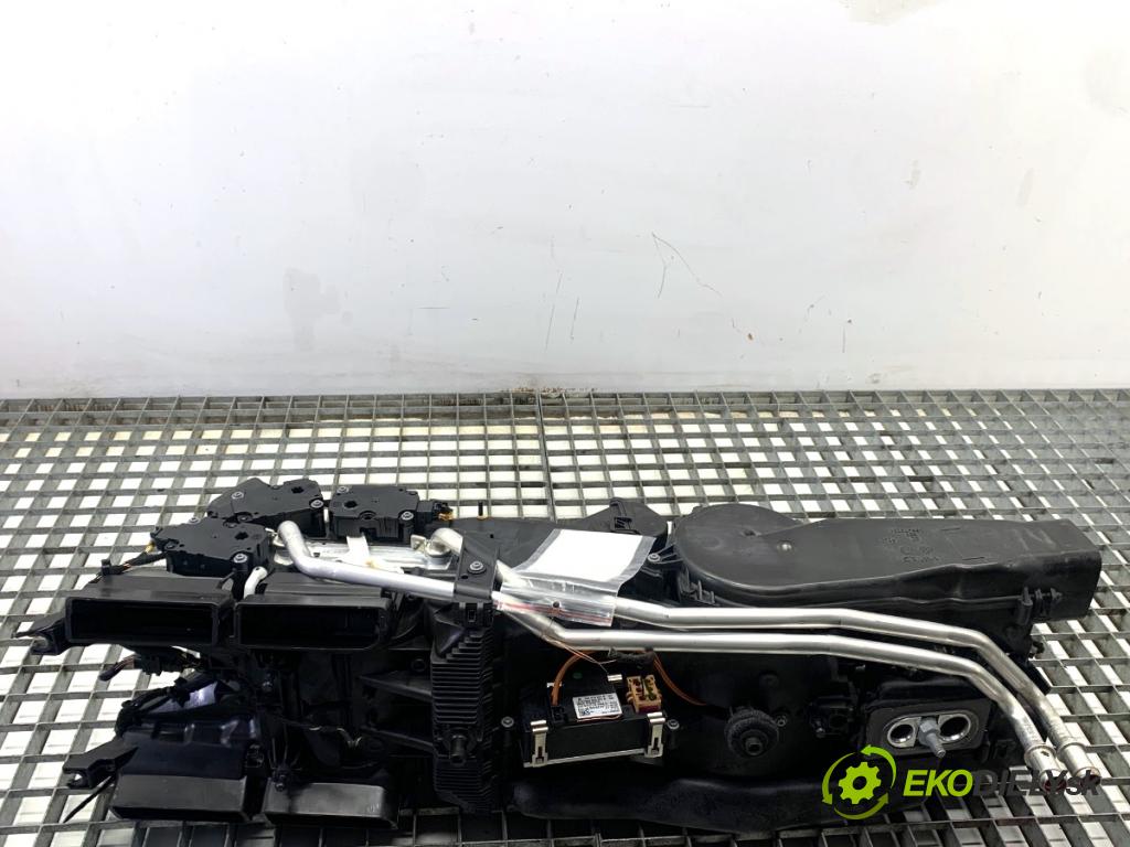 AUDI A8 D4 sedan 2015 368 kW 6.3 W12 quattro 6299 Výhrevné teleso, radiátor kúrenia 4H0820004C (Radiátor kúrenia)