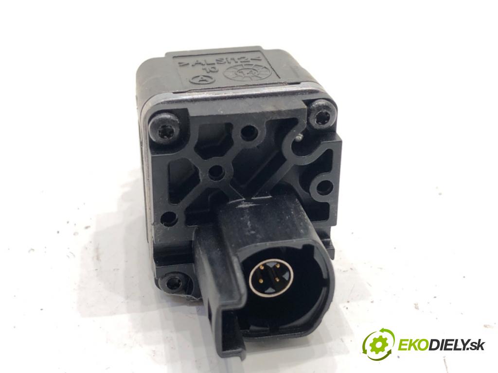 AUDI A8 D4 sedan 2015 368 kW 6.3 W12 quattro 6299 KAMERA ZPĚT: 7P6980551C