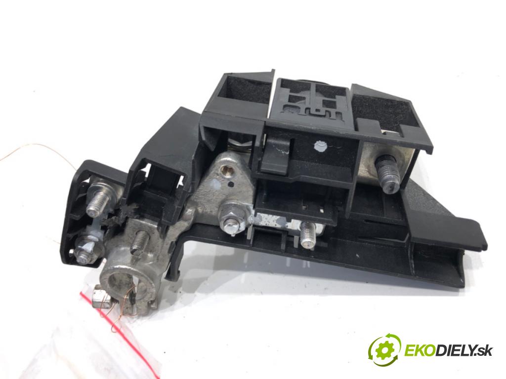 AUDI A8 D4 sedan 2015 368 kW 6.3 W12 quattro 6299 svorka plus 8J0915459