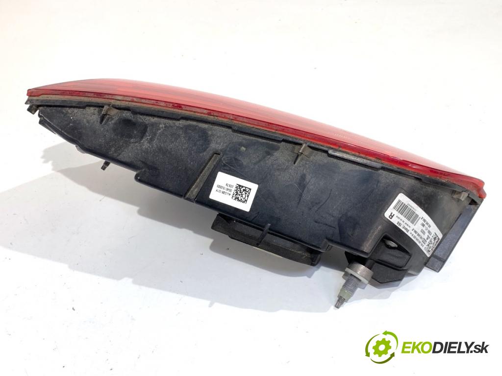 AUDI A8 D4 sedan 2015 368 kW 6.3 W12 quattro 6299 Svetlo zad pravá vnútorná 4H0945094K (Kľučka dverí ostatné)