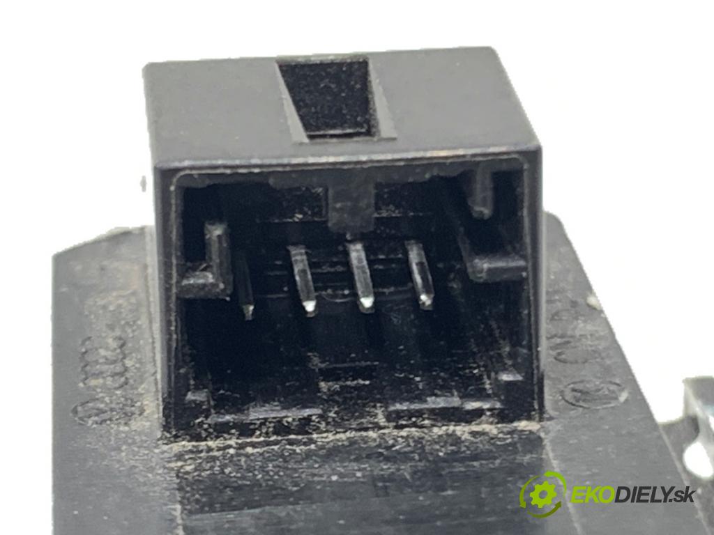 AUDI A8 D4 sedan 2015 368 kW 6.3 W12 quattro 6299 Prepínač otvárania dverí 4G0959831B (Prepínacie páčky pod volantom)