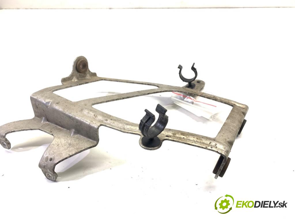 AUDI A8 D4 sedan 2015 368 kW 6.3 W12 quattro 6299 Držiak Uchytenie chladiča pravy 4H0121240B