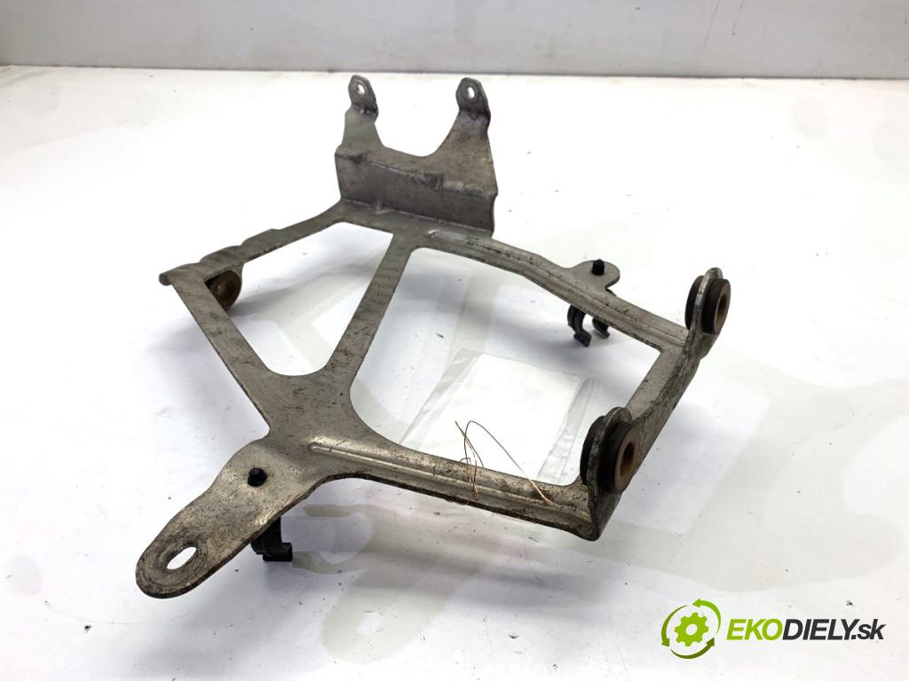 AUDI A8 D4 sedan 2015 368 kW 6.3 W12 quattro 6299 Držiak Uchytenie chladiča pravy 4H0121240B