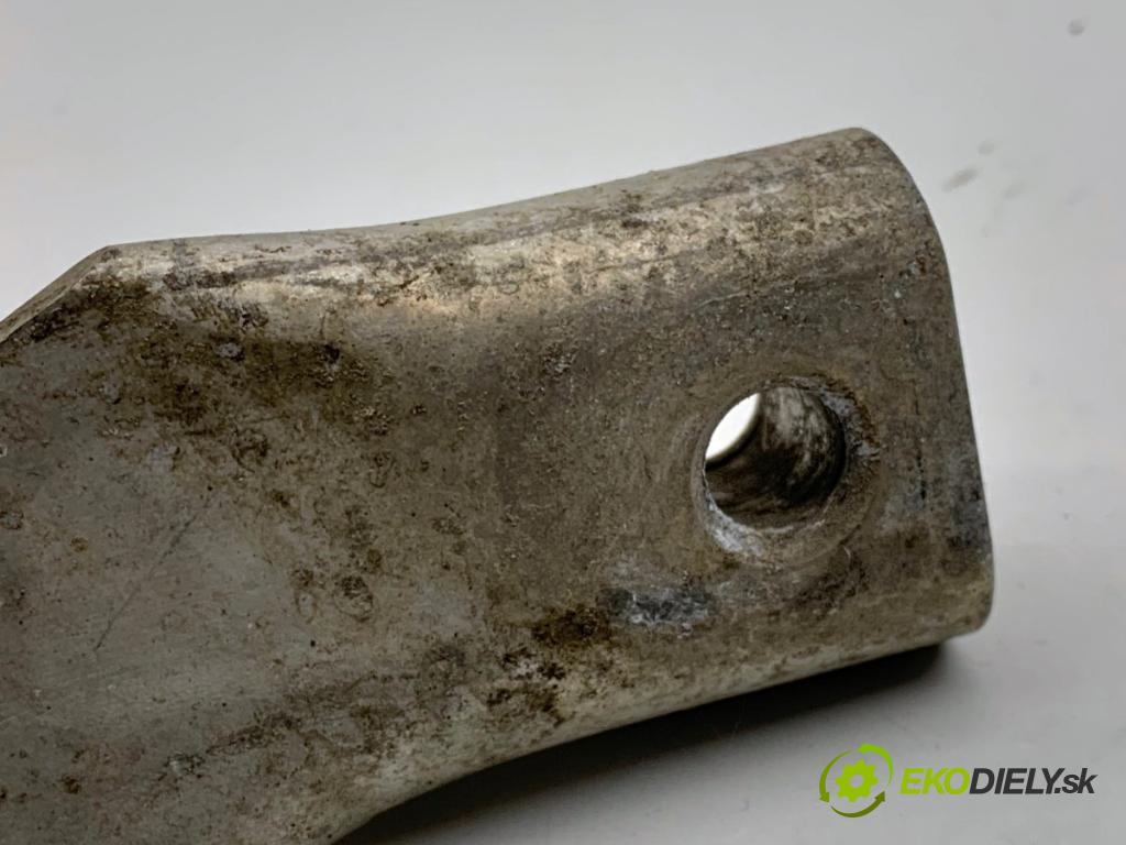 AUDI A8 D4 sedan 2015 368 kW 6.3 W12 quattro 6299 držiak blatníka pravy 4H0821260C