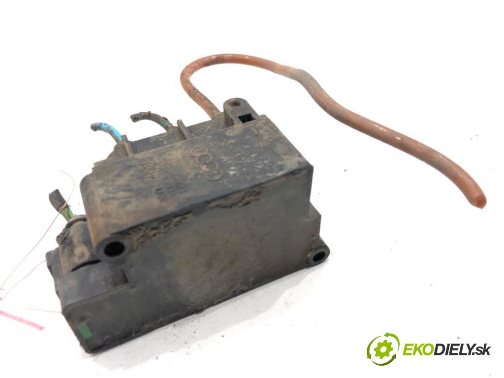 AUDI A8 D4 sedan 2015 368 kW 6.3 W12 quattro 6299 Rozdeľovač nápravy 4H0616013A