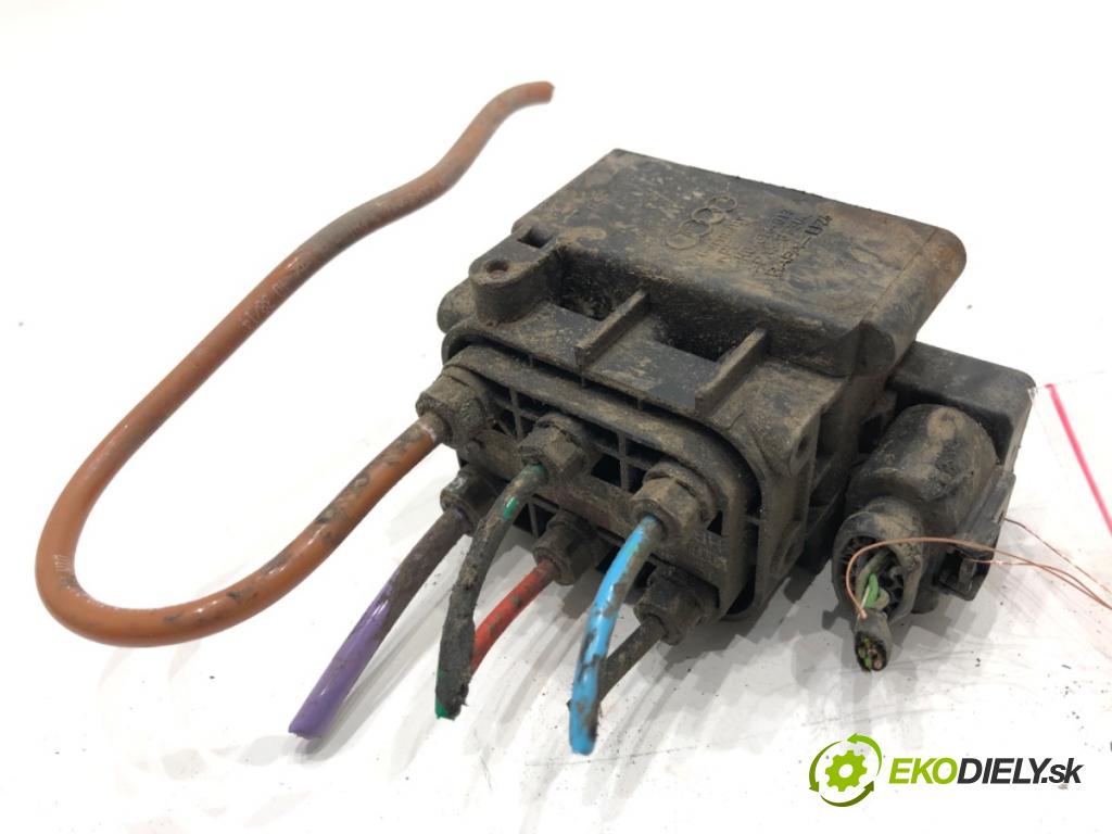 AUDI A8 D4 sedan 2015 368 kW 6.3 W12 quattro 6299 Rozdeľovač nápravy 4H0616013A