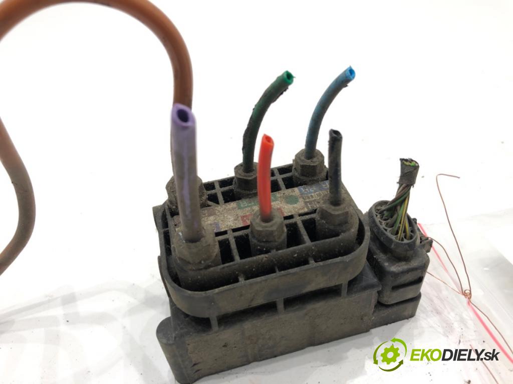 AUDI A8 D4 sedan 2015 368 kW 6.3 W12 quattro 6299 Rozdeľovač nápravy 4H0616013A