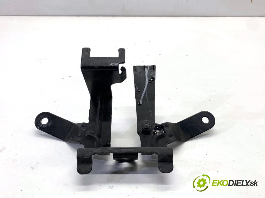 AUDI A8 D4 sedan 2015 368 kW 6.3 W12 quattro 6299 uchycení 4H0951229B