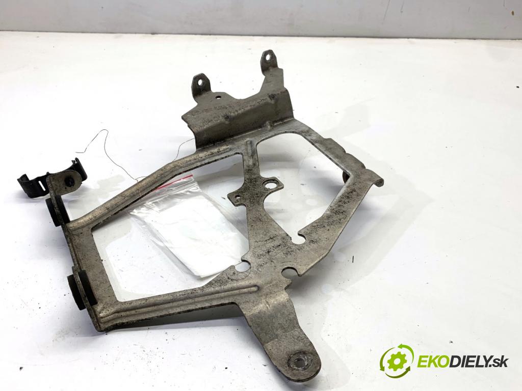 AUDI A8 D4 sedan 2015 368 kW 6.3 W12 quattro 6299 Držiak Uchytenie chladiča ľavy 4H0121239B