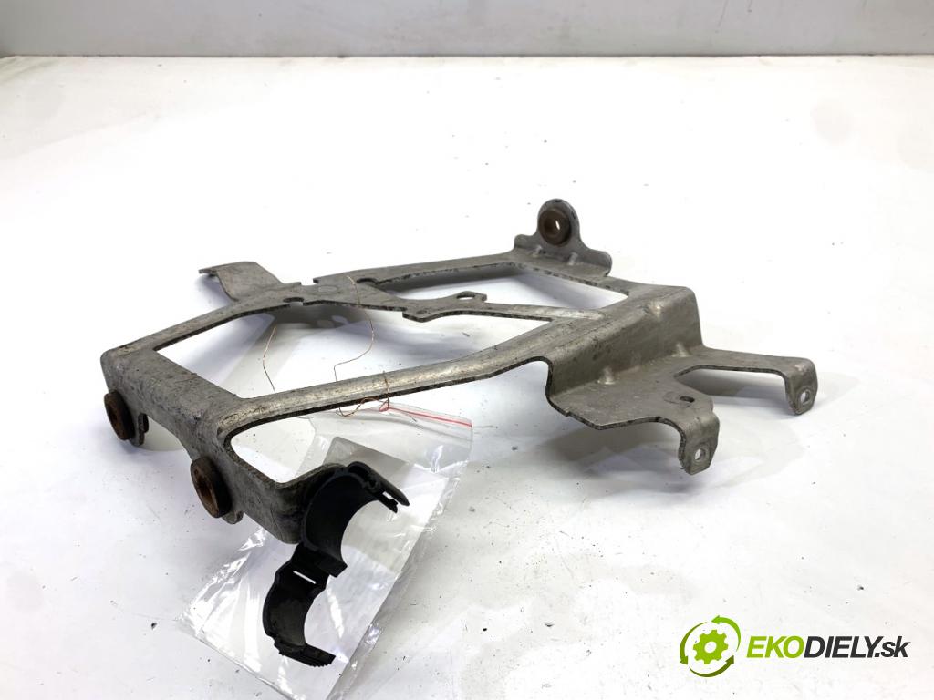 AUDI A8 D4 sedan 2015 368 kW 6.3 W12 quattro 6299 Držiak Uchytenie chladiča ľavy 4H0121239B