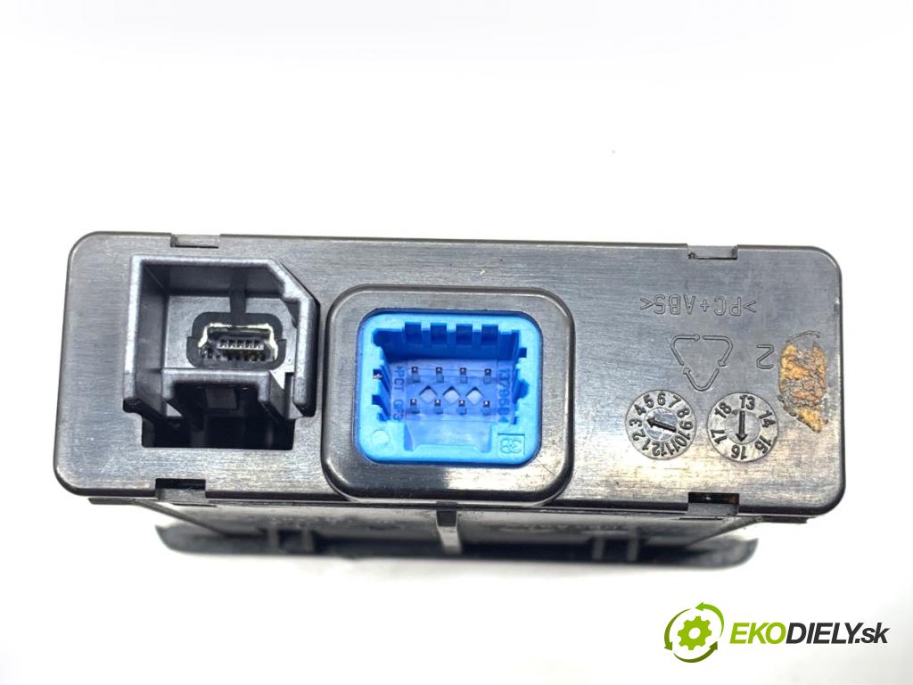 RENAULT TALISMAN sedan 2017 110 kW 1.6 TCe 150 1618 HNÍZDO: USB 280230016R