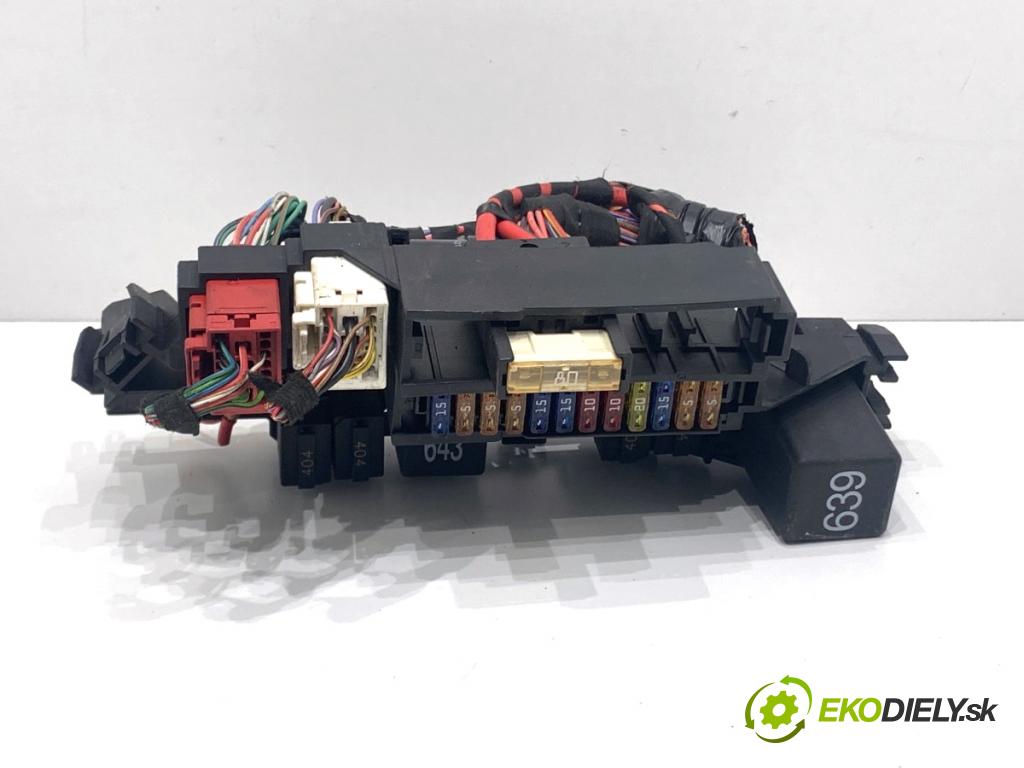 AUDI A5 8T coupe 2007 140 kW 2.7 TDI 2698 skříňka poistková 8K1937503 (Pojistková skříňka)