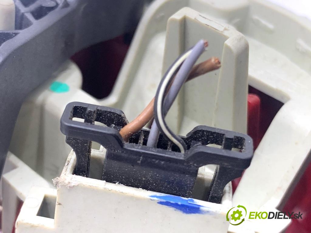 AUDI A5 8T coupe 2007 140 kW 2.7 TDI 2698 Svetlo zad pravá vnútorná 8T0945094 (Kľučka dverí ostatné)