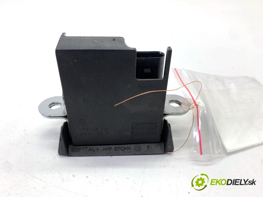 VW GOLF VII Kombi 2015 110 kW 2.0 TDI 1968 zámok dverí zad 5G0827505A