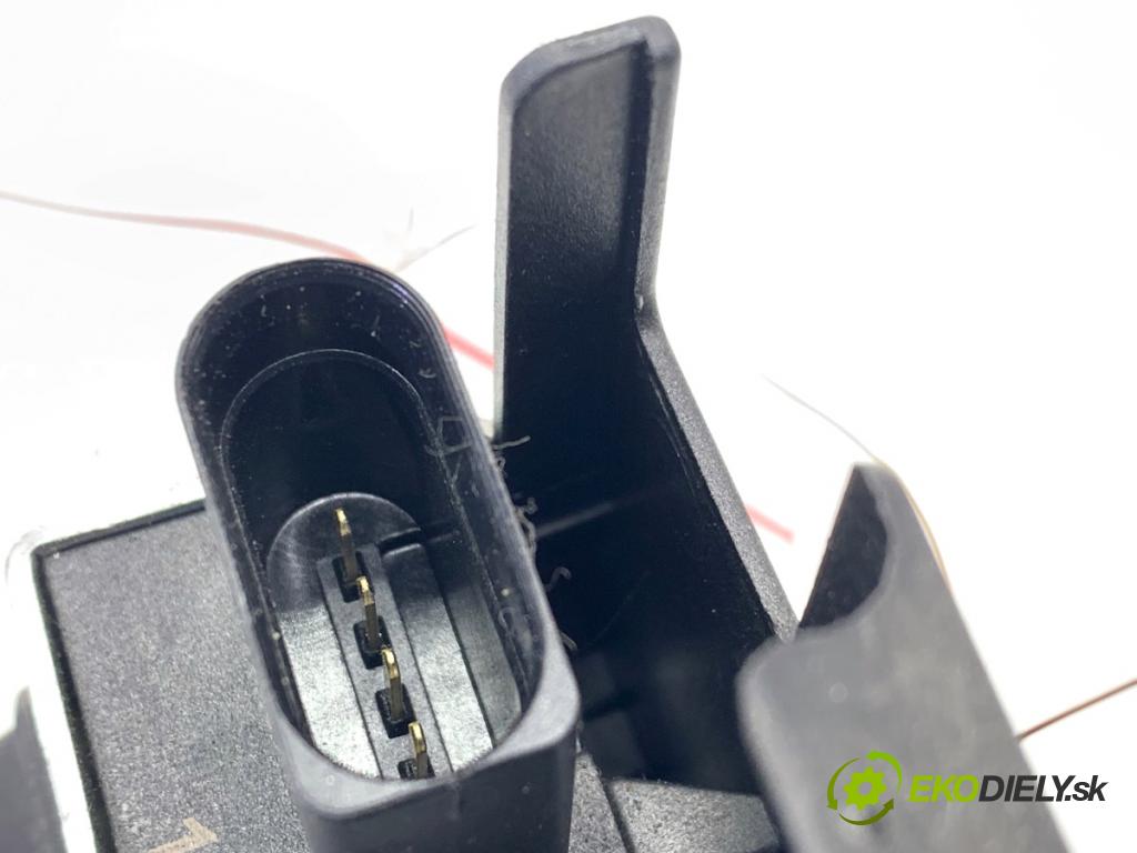 VW GOLF VII Kombi 2015 110 kW 2.0 TDI 1968 zámok dverí zad 5G0827505A