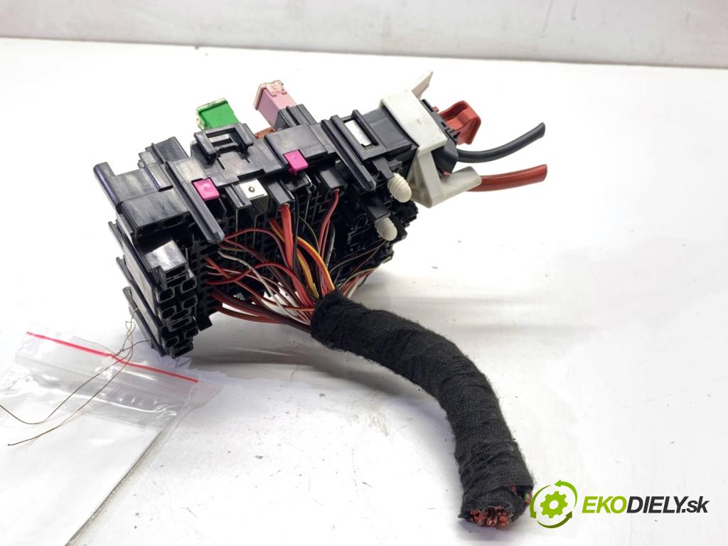 VW GOLF VII Kombi 2015 110 kW 2.0 TDI 1968 Skrinka poistková  (Poistková skrinka)