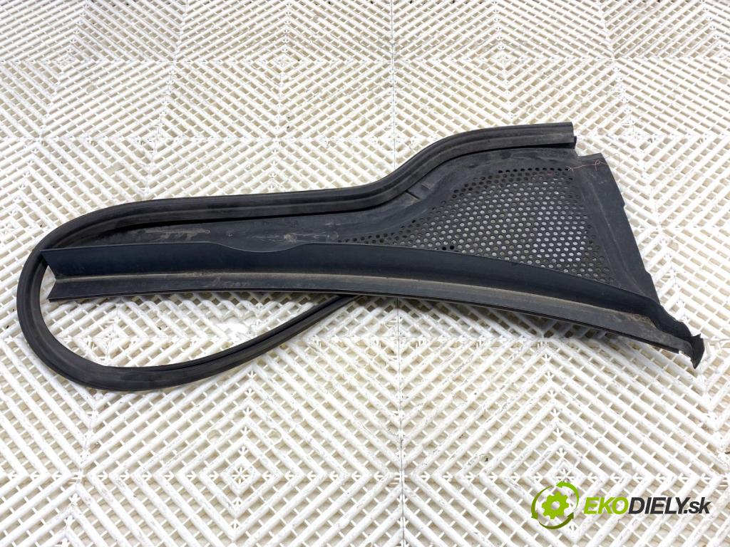 VW GOLF VII Kombi 2015 110 kW 2.0 TDI 1968 Torpédo, plast pod čelné okno pravé 5G1819404A