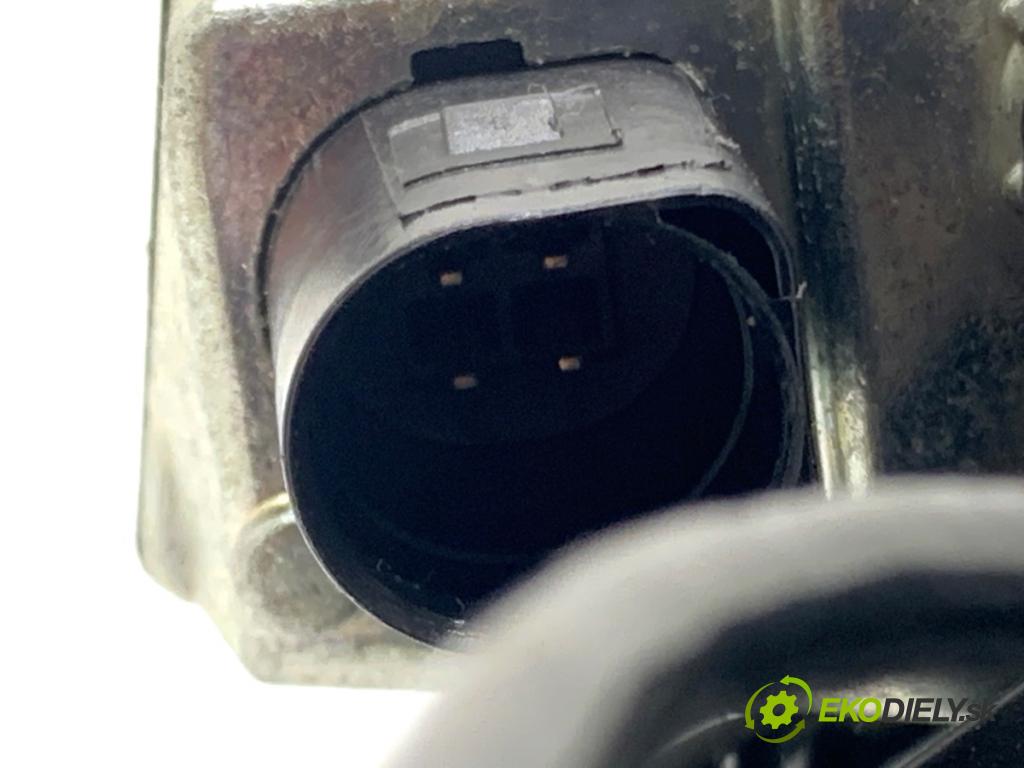 VW GOLF VII Kombi 2015 110 kW 2.0 TDI 1968 KAMERA Kľučka dverí zad 5G9827469F