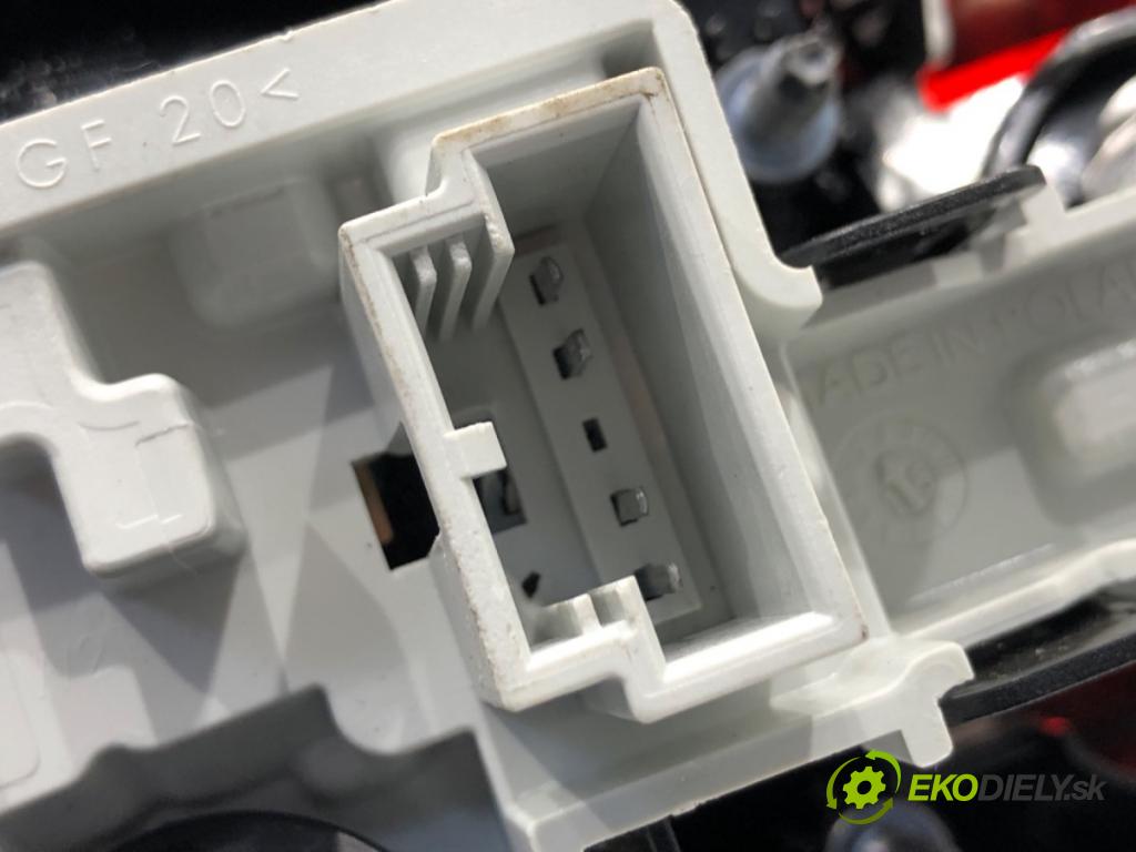 VW GOLF VII Kombi 2015 110 kW 2.0 TDI 1968 světlo zadní část pravá vnitřní 5G9945094D (Klika dveří ostatní)