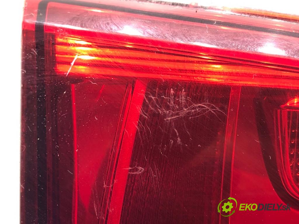 VW GOLF VII Kombi 2015 110 kW 2.0 TDI 1968 světlo zadní část levá strana vnitřní  (Klika dveří ostatní)