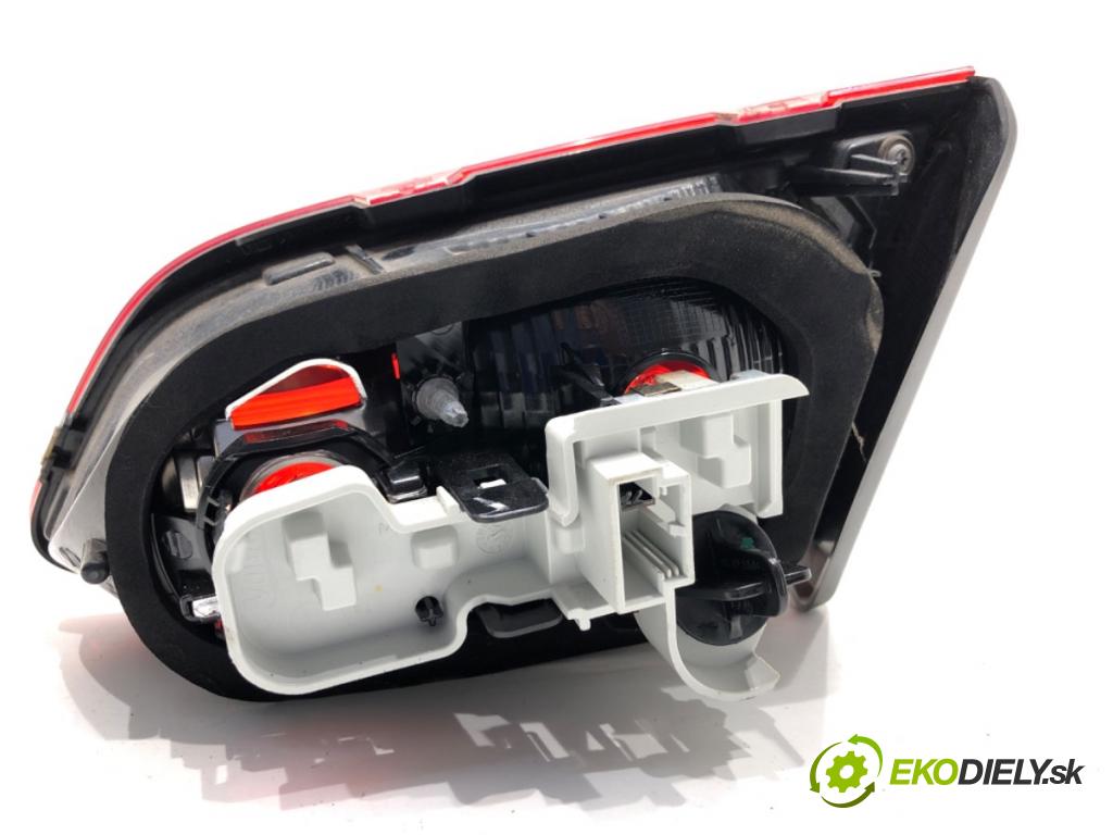 VW GOLF VII Kombi 2015 110 kW 2.0 TDI 1968 světlo zadní část levá strana vnitřní  (Klika dveří ostatní)