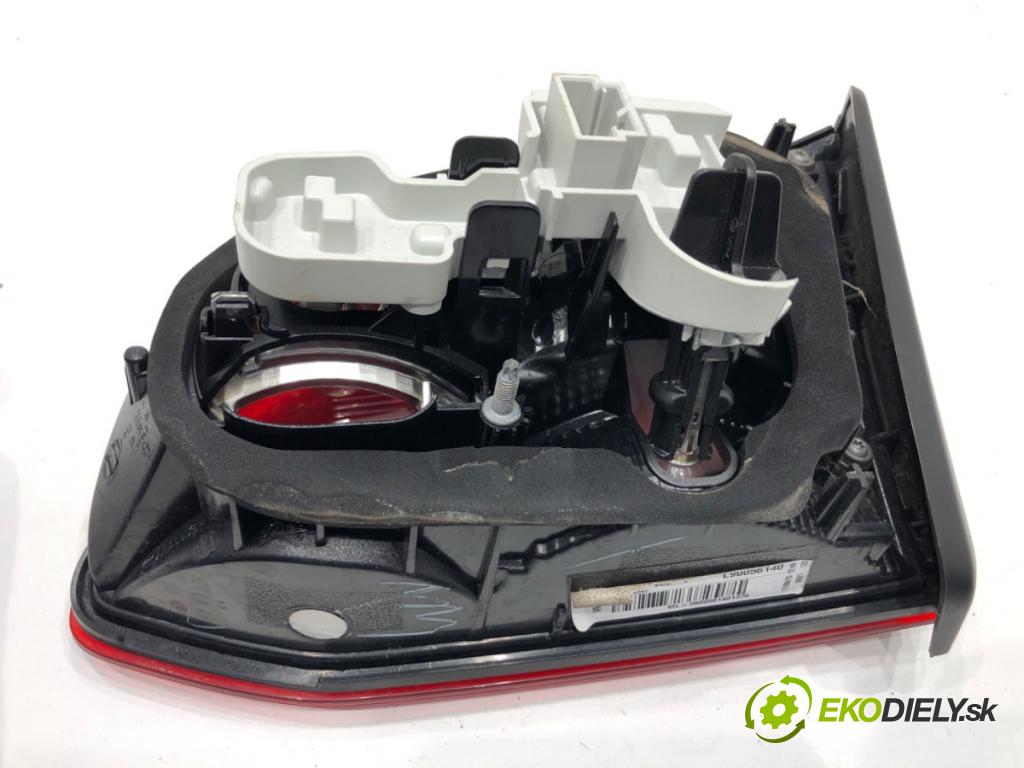 VW GOLF VII Kombi 2015 110 kW 2.0 TDI 1968 světlo zadní část levá strana vnitřní  (Klika dveří ostatní)