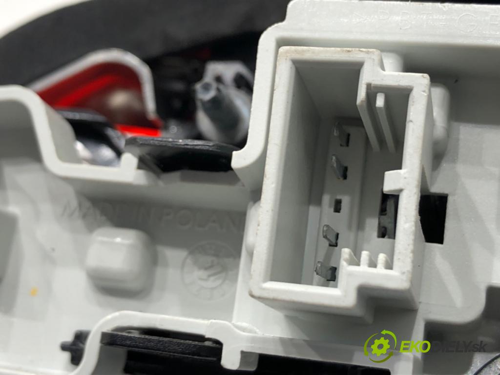 VW GOLF VII Kombi 2015 110 kW 2.0 TDI 1968 světlo zadní část levá strana vnitřní  (Klika dveří ostatní)