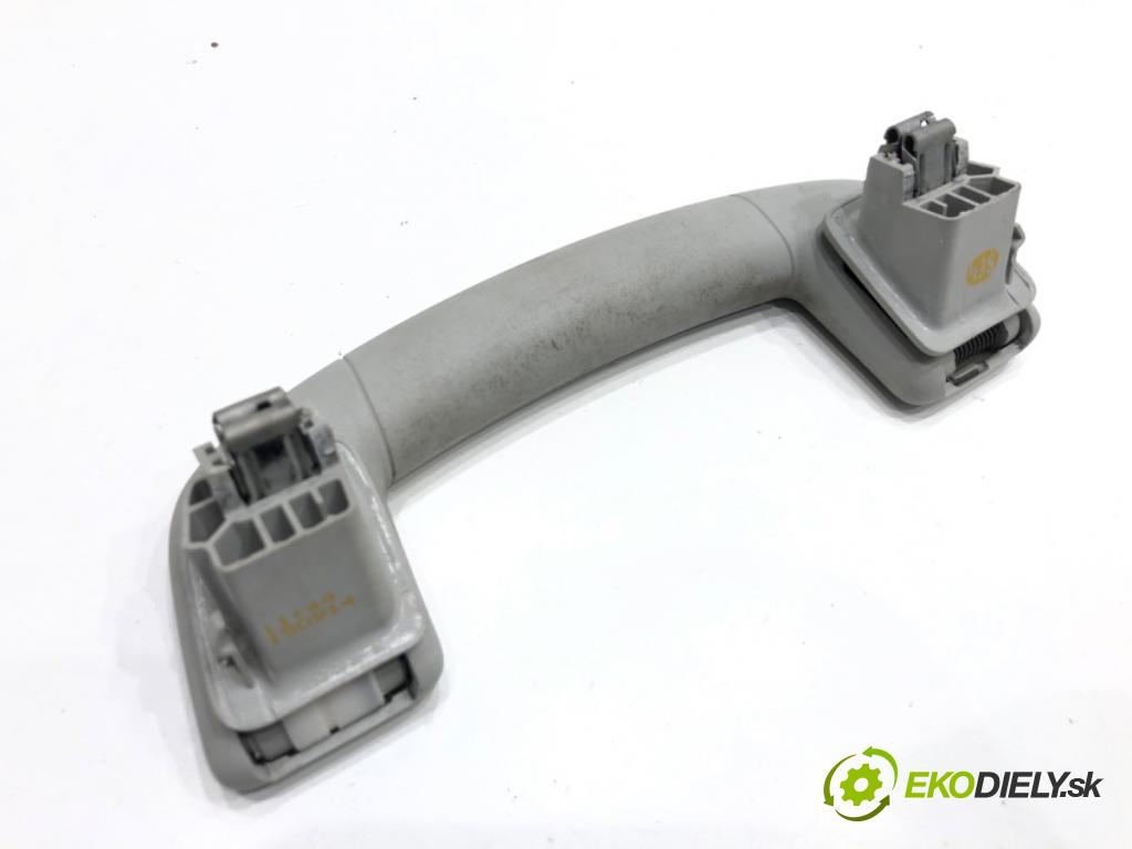 VW GOLF VII Kombi 2015 110 kW 2.0 TDI 1968 Rúčka čalunenie predný ľavá strana 5G9857607A