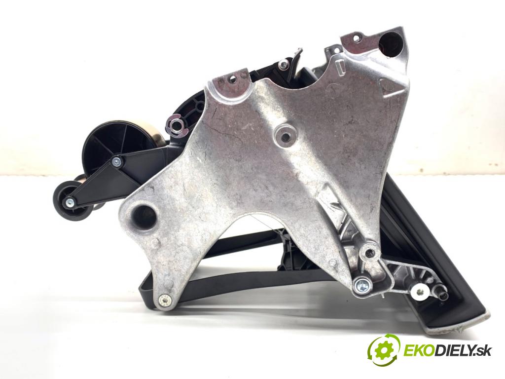 AUDI A8 D4 sedan 2015 368 kW 6.3 W12 quattro 6299 stolík SKLADANIE: LONG 4H4862851