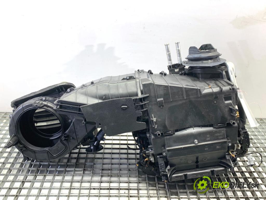 AUDI A8 D4 sedan 2015 368 kW 6.3 W12 quattro 6299 Výhrevné teleso, radiátor kúrenia 4H1820005H (Radiátor kúrenia)