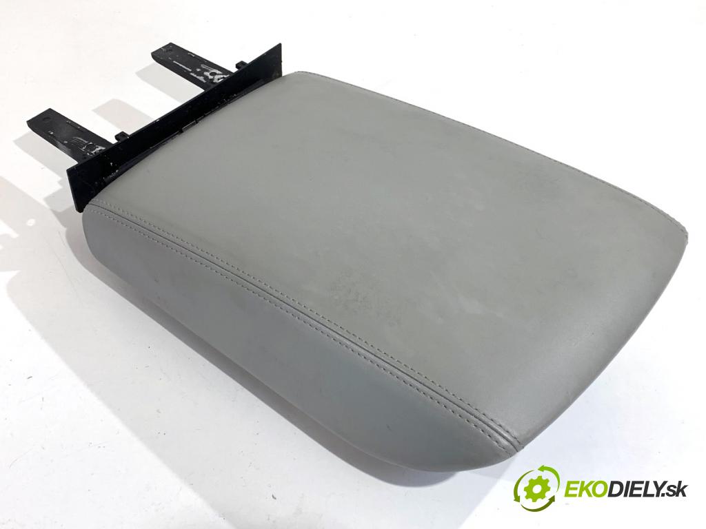 AUDI A8 D4 sedan 2015 368 kW 6.3 W12 quattro 6299 loketní opěrka zadní část  (Loketní opěrka)