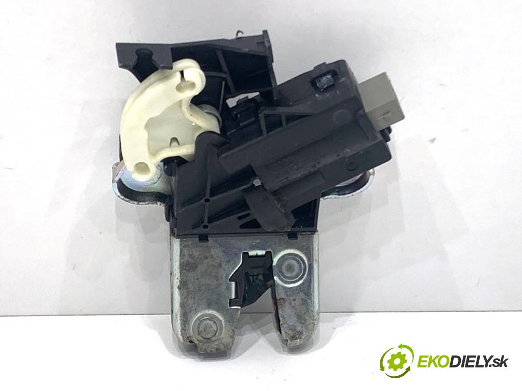 AUDI A4 B8 sedan 2008 105 kW 2.0 TDI 1968 zámok dverí zad 4F5827505D