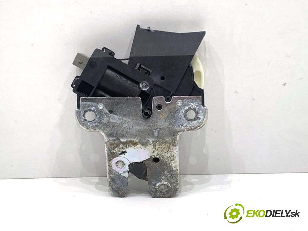 AUDI A4 B8 sedan 2008 105 kW 2.0 TDI 1968 zámok dverí zad 4F5827505D