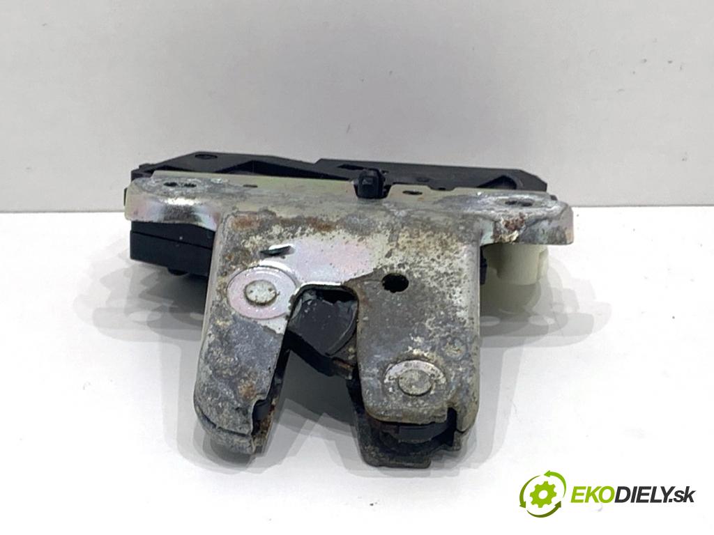 AUDI A4 B8 sedan 2008 105 kW 2.0 TDI 1968 zámok dverí zad 4F5827505D