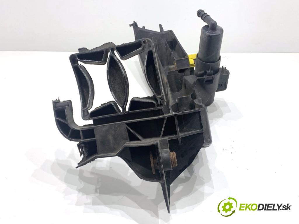 AUDI A4 B8 sedan 2008 105 kW 2.0 TDI 1968 ostřikovače světla pravý přední část uchycení svetla 8K0805608C 8K0955102