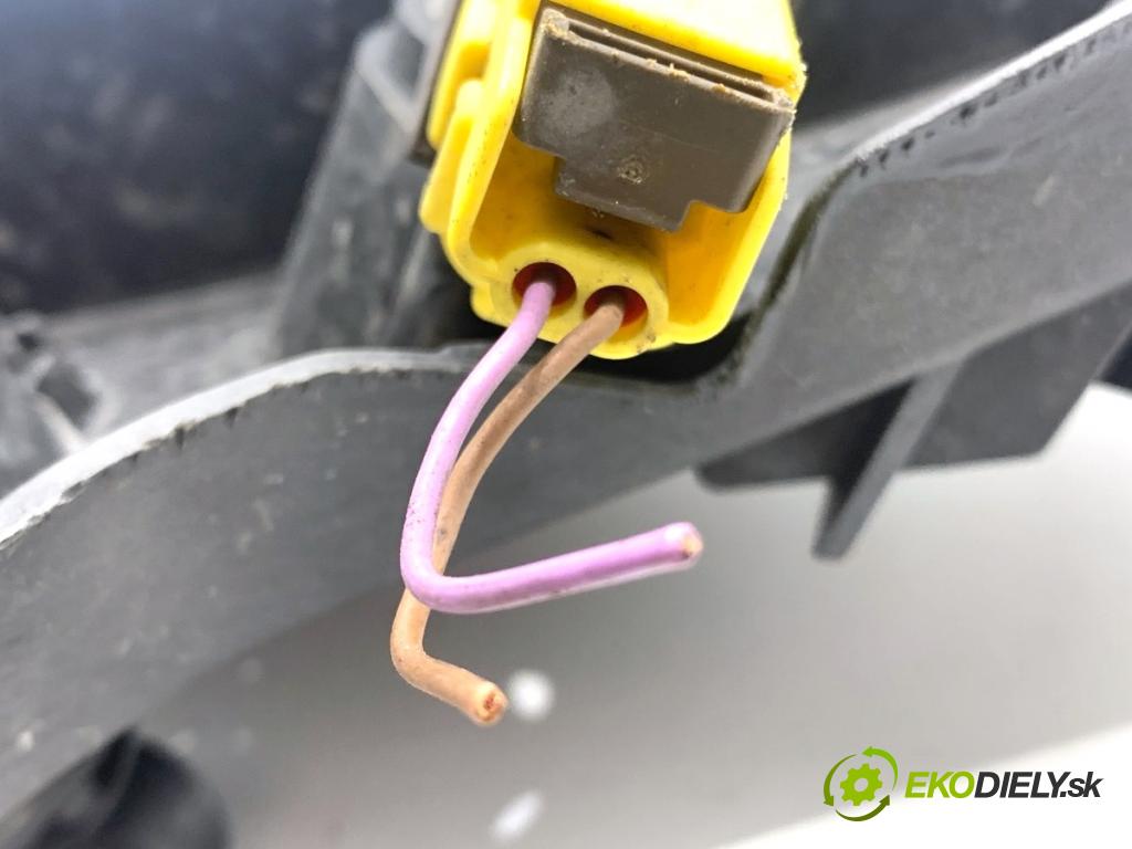 AUDI A4 B8 sedan 2008 105 kW 2.0 TDI 1968 ostřikovače světla pravý přední část uchycení svetla 8K0805608C 8K0955102