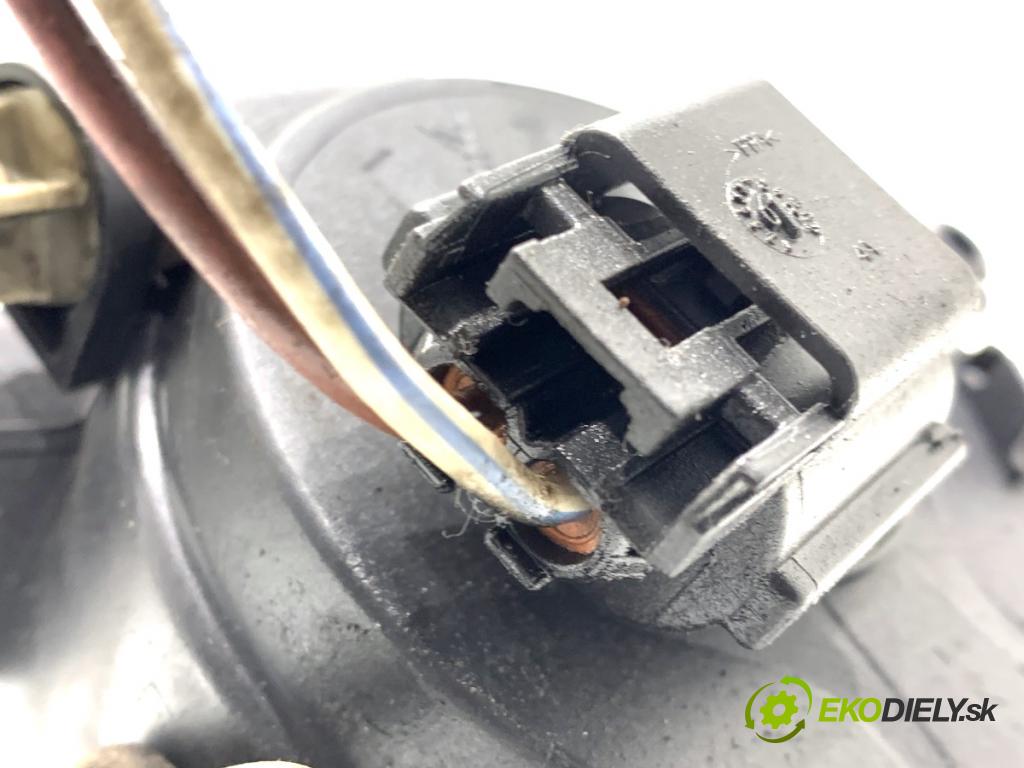 AUDI A4 B8 sedan 2008 105 kW 2.0 TDI 1968 Hmlové svetlo, hmlovka pravy predný