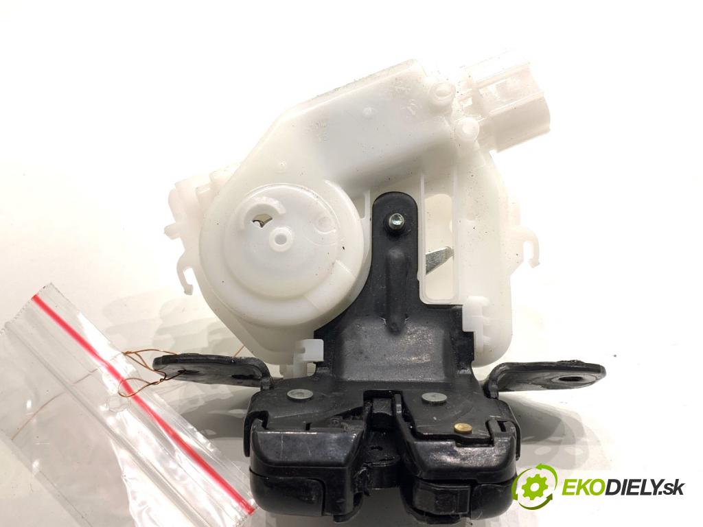 TOYOTA YARIS IV liftback 2022 92 kW 1.5 (MXPA11) 1490 zámok dverí zad 