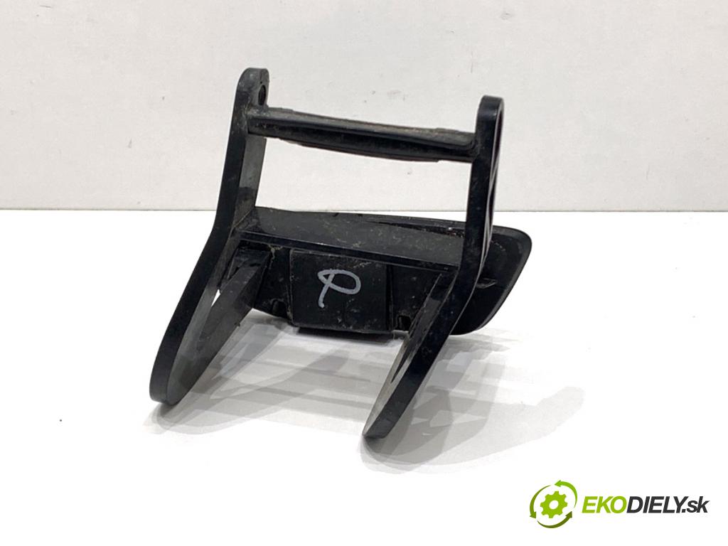 AUDI A8 D4 sedan 2015 368 kW 6.3 W12 quattro 6299 Kryt ostrekovača svetla pravá