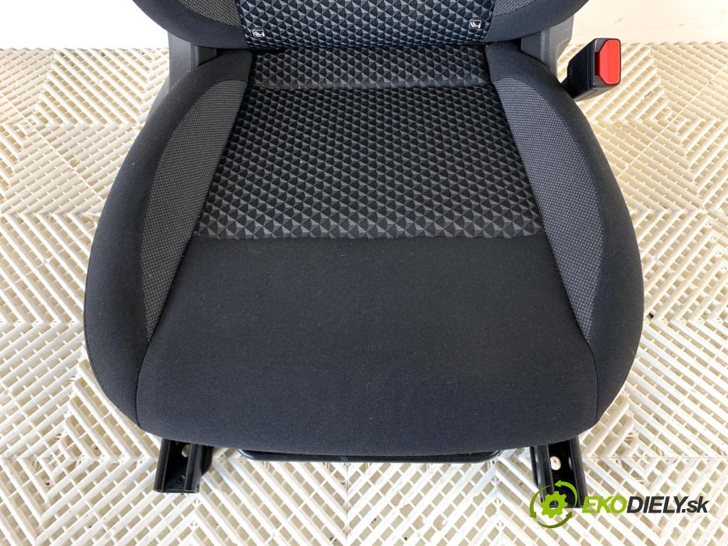 NISSAN MICRA K14 liftback 2020 74 kW 1.0 IG-T 100 999 Sedadlo pravy predný