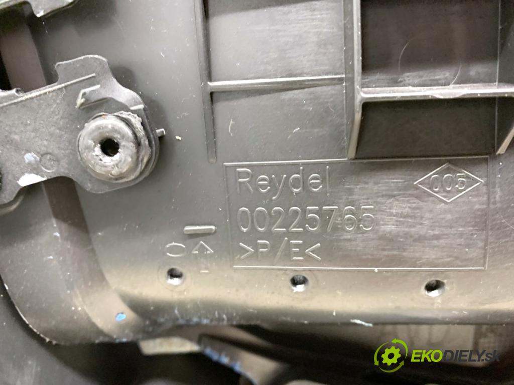 PEUGEOT 3008 SUV 2021 147 kW Hybrid4 (M45GBU) 1598 čalúnenie Dvere pravy predný