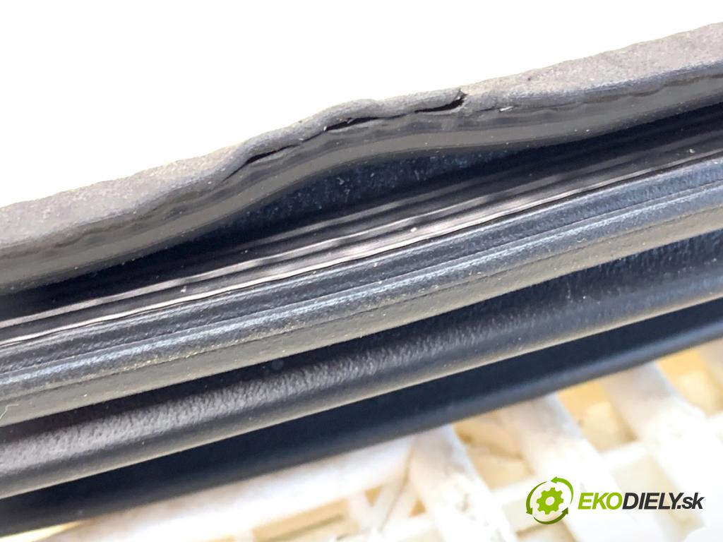 PEUGEOT 3008 SUV 2021 147 kW Hybrid4 (M45GBU) 1598 tesnenie Dvere predný pravá 9811537480