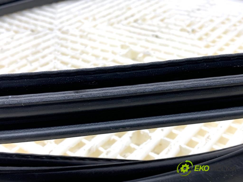 PEUGEOT 3008 SUV 2021 147 kW Hybrid4 (M45GBU) 1598 tesnenie Dvere zad pravá 9811538180 (Karoséria ostatné)