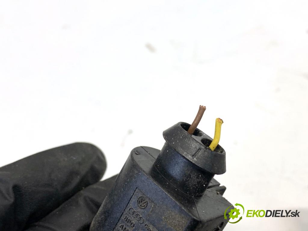 AUDI A4 B9 sedan 2018 185 kW 2.0 TFSI quattro 1984 zámok kapoty predný pravy 8W0823509B