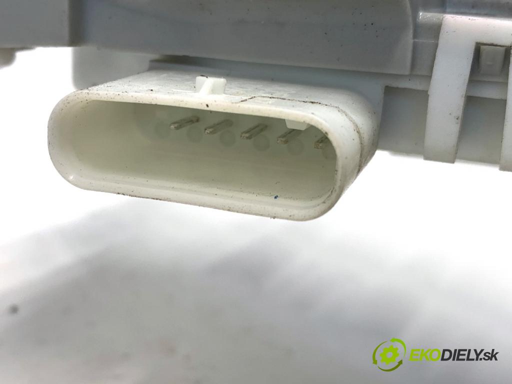 AUDI A4 B9 sedan 2018 185 kW 2.0 TFSI quattro 1984 zámok Dvere pravy zad 8X0839016D