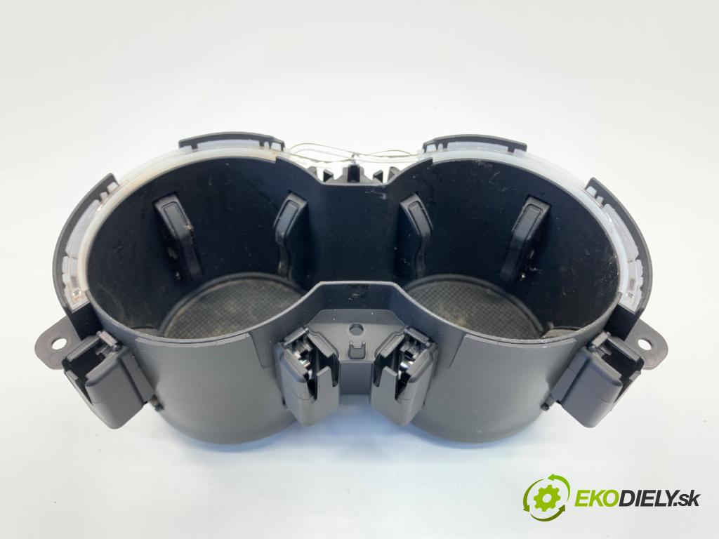 AUDI A4 B9 sedan 2018 185 kW 2.0 TFSI quattro 1984 držák na nápoje 8W0862533D (Držák nápojů)