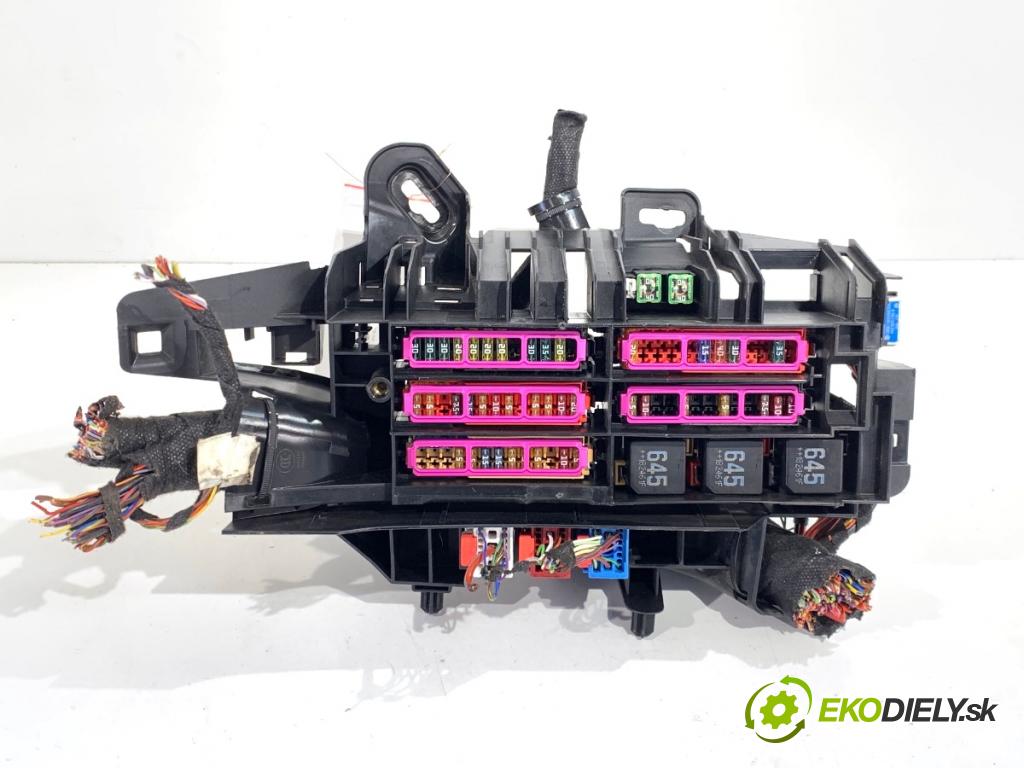 AUDI A4 B9 sedan 2018 185 kW 2.0 TFSI quattro 1984 skříňka poistková 8W0971845AJ (Pojistková skříňka)